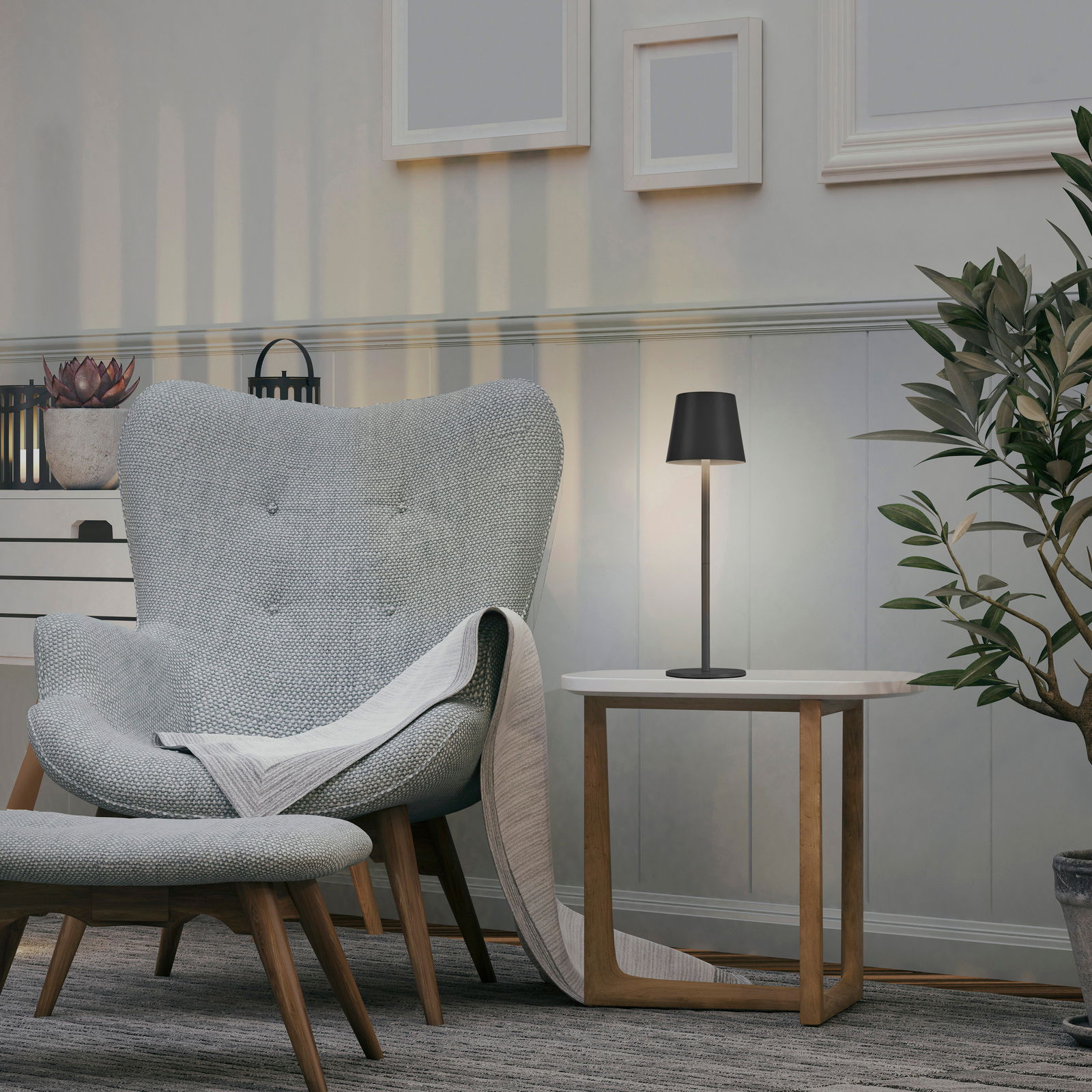 Moderne Akku-Tischleuchte EURIA in einem stilvollen Wohnzimmer, seitliche Perspektive.