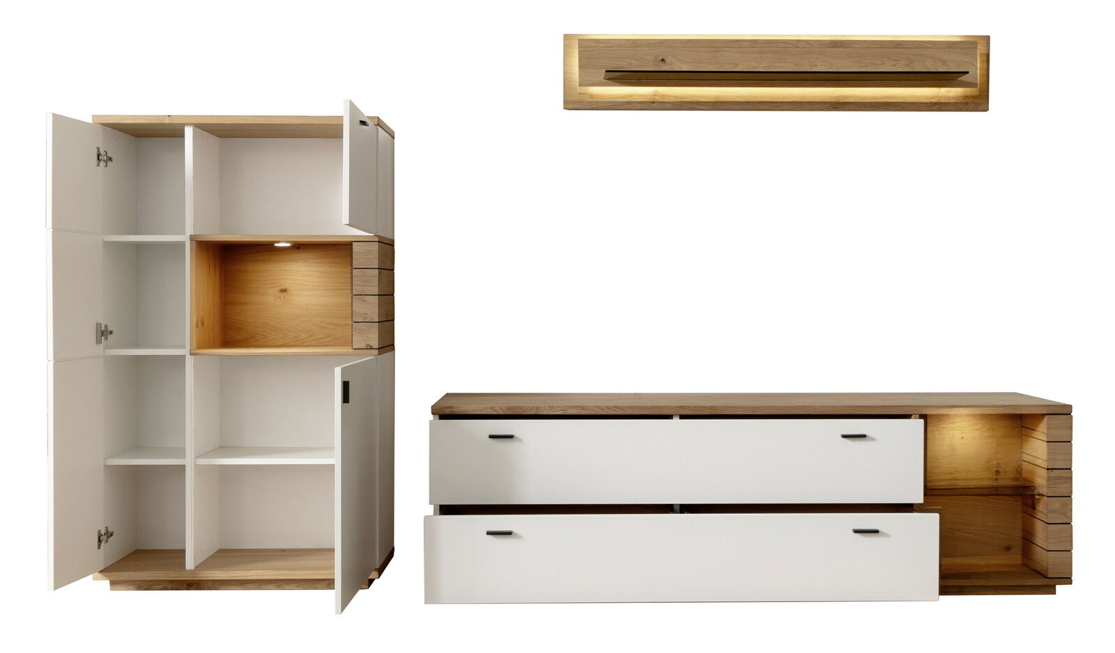 Moderne Wandkombination aus Holz und Weiß mit offenen und geschlossenen Fächern, aus der Frontansicht fotografiert.