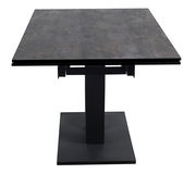 Moderner Esstisch mit dunkler Tischplatte und stabilem, quadratischem Fuß, Frontalansicht