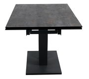 Moderner Esstisch mit dunkler Tischplatte und stabilem, quadratischem Fuß, Frontalansicht