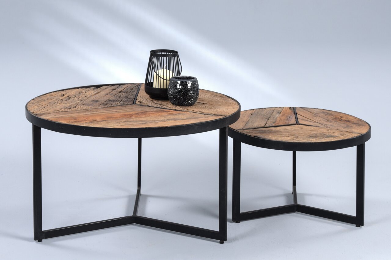 Zweier-Set Couchtische aus Holz mit schwarzem Metallrahmen, von schräg oben fotografiert. Auf dem größeren Tisch stehen zwei dekorative Kerzenhalter.