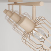 Beige Deckenleuchte mit mehreren Käfig-Lampenschirmen aus Metall und sichtbaren Glühbirnen, Nahaufnahme aus schräger Untersicht.