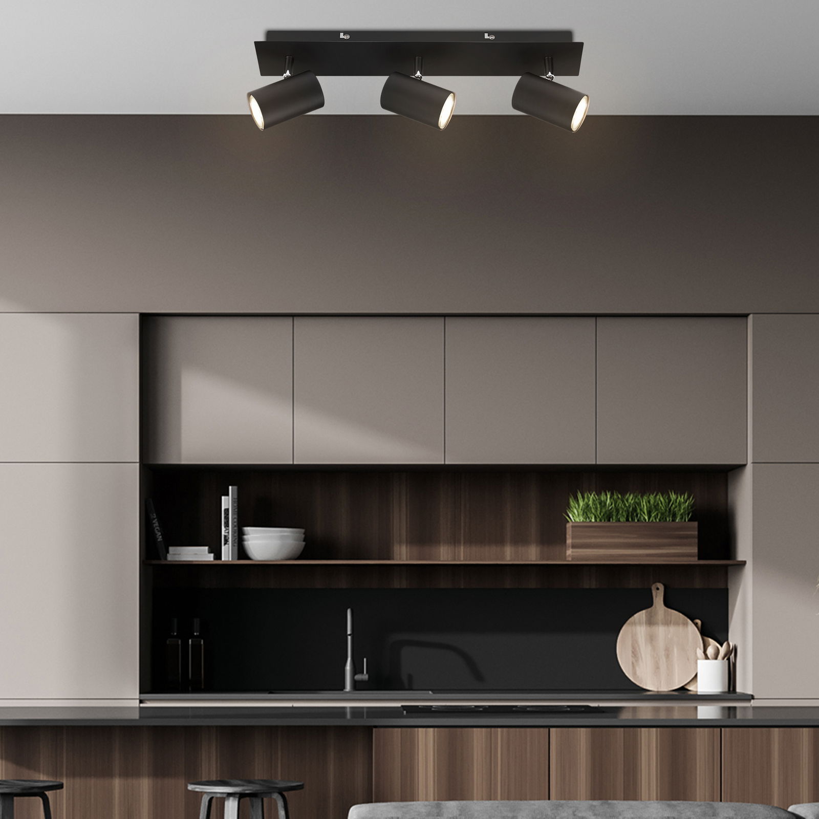 Moderne LED-Deckenleuchte mit drei verstellbaren Spots in einer stilvollen Küche, Perspektive von unten.