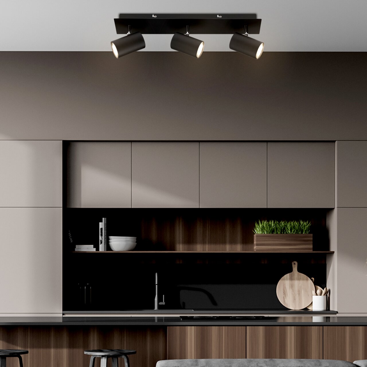 Moderne LED-Deckenleuchte mit drei verstellbaren Spots in einer stilvollen Küche, Perspektive von unten.