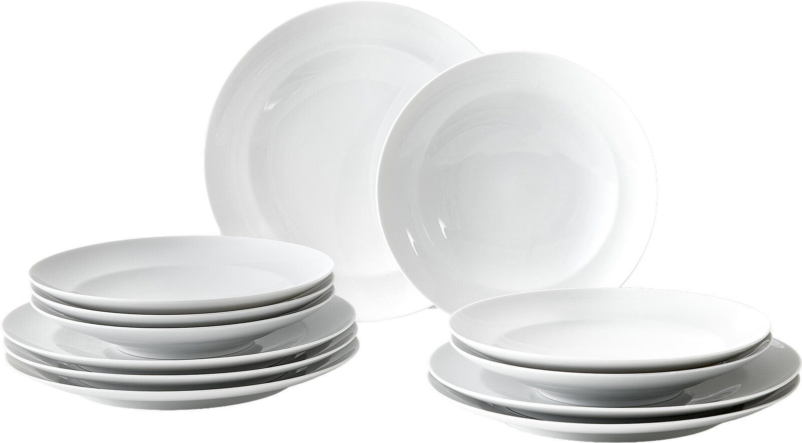 Weißes, schlichtes Porzellan-Tafelservice mit mehreren Tellern in verschiedenen Größen, teils gestapelt, in leicht schräger Frontansicht vor weißem Hintergrund