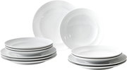 Weißes, schlichtes Porzellan-Tafelservice mit mehreren Tellern in verschiedenen Größen, teils gestapelt, in leicht schräger Frontansicht vor weißem Hintergrund