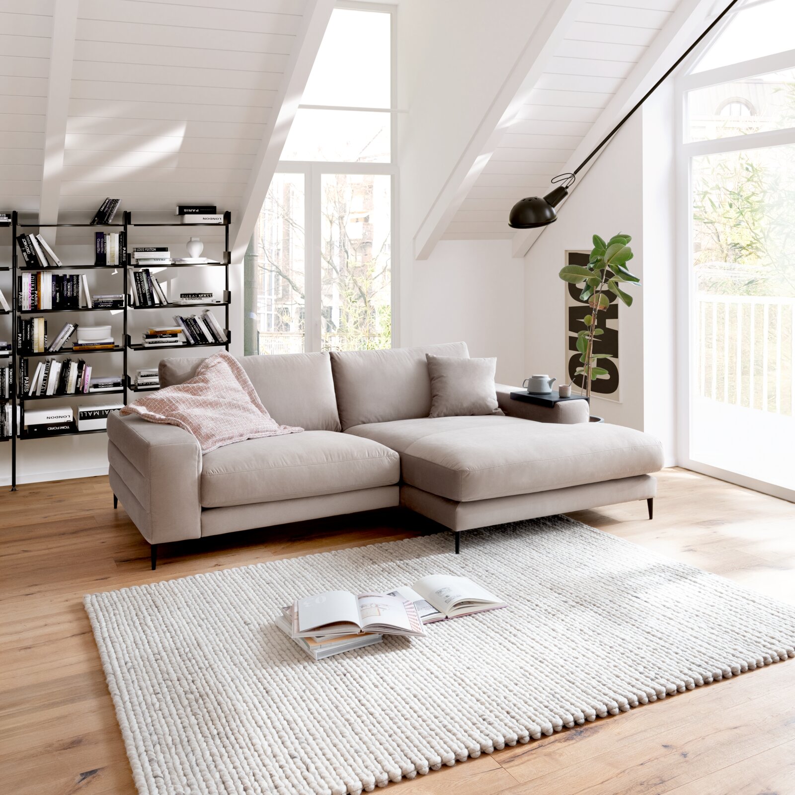 Dieter Knoll Longchairkombination BADIA BASE Beige Longchairkombination in einem modernen Wohnzimmer mit Dachschräge, Holzboden und großen Fenstern, seitliche Perspektive.