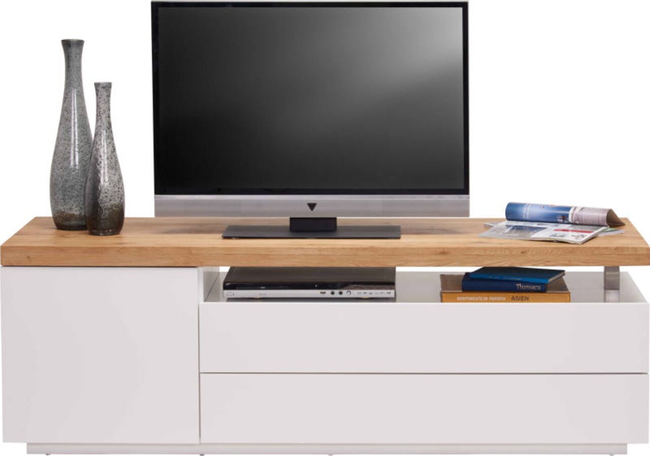 Wit tv-lowboard met houten blad, versierd met vazen en tijdschriften, gezien vanaf de voorkant