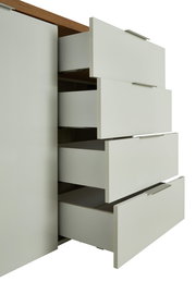 Nahaufnahme eines modernen Sideboards mit mehreren geöffneten Schubladen, seitliche Perspektive