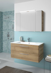 Moderner Badblock mit Holzoptik und weißem Waschbecken, frontal betrachtet, in einem stilvollen Badezimmer mit blauen Fliesen.