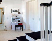 Weißer Sekretär im modernen Flur, seitliche Perspektive