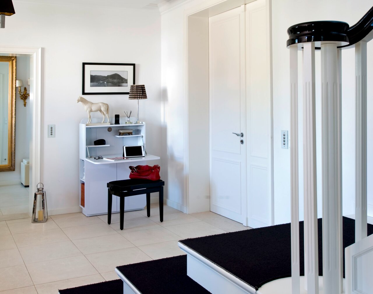 Weißer Sekretär im modernen Flur, seitliche Perspektive