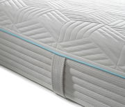 Nahaufnahme einer Gel-Taschenfederkernmatratze mit gestepptem Muster und blauer Zierleiste.