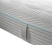 Nahaufnahme einer Gel-Taschenfederkernmatratze mit gestepptem Muster und blauer Zierleiste.