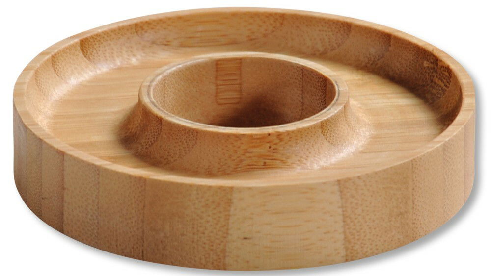 Eierbecher aus Bambus in Nahaufnahme, seitliche Perspektive