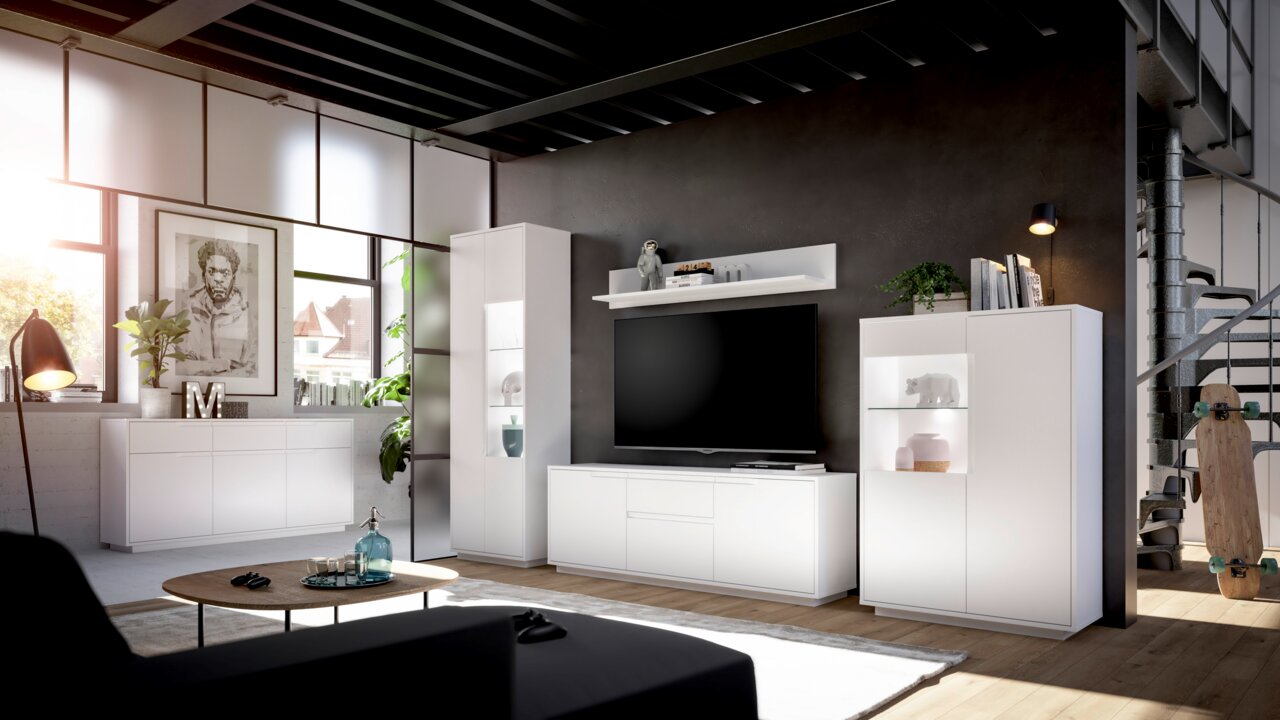 Z2 Highboard SANTANA Modernes Wohnzimmer mit weißem Highboard, frontal betrachtet, neben einem großen Fernseher und dekorativen Elementen.