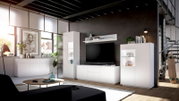 Modernes Wohnzimmer mit weißem Highboard, frontal betrachtet, neben einem großen Fernseher und dekorativen Elementen.