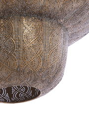 Detailansicht einer Hängeleuchte mit filigranem, orientalischem Muster in goldener Farbe.