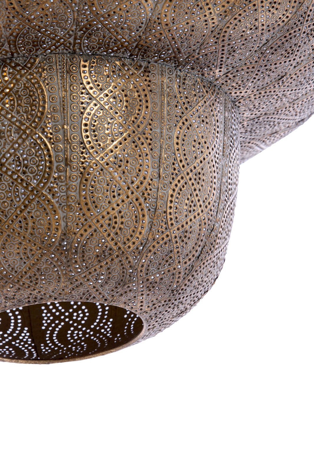 Detailansicht einer Hängeleuchte mit filigranem, orientalischem Muster in goldener Farbe.