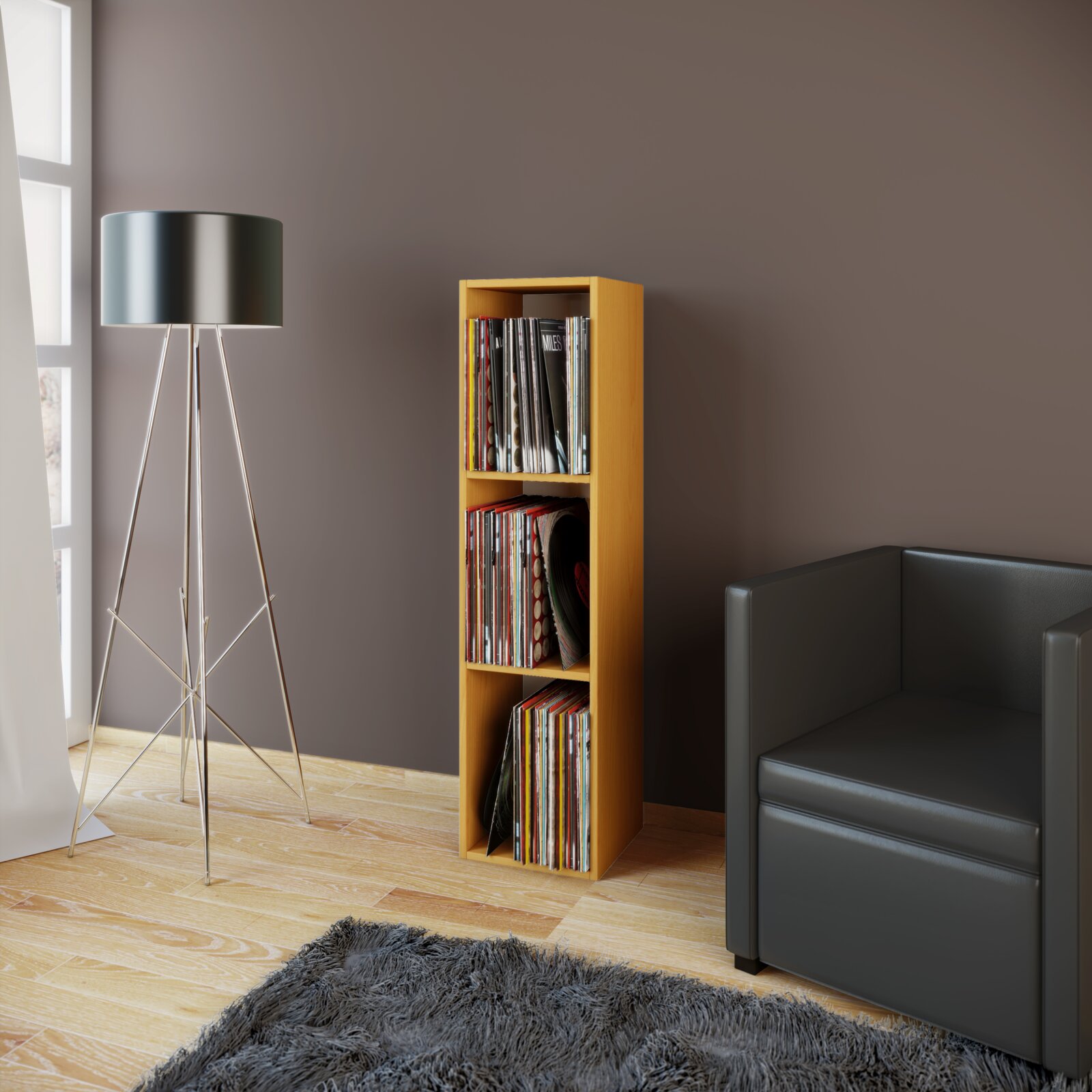 Schmales, helles Holzregal zur Aufbewahrung von Schallplatten mit drei Fächern, gefüllt mit Vinyls, im Wohnzimmer neben schwarzem Sofa und Stehlampe Perspektive: frontale Ansicht auf Augenhöhe, leicht von links.