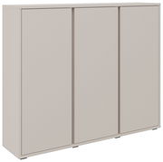 Moderner Schuhschrank mit drei Türen in minimalistischer Frontansicht