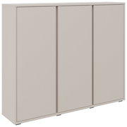 Moderner Schuhschrank mit drei Türen in minimalistischer Frontansicht