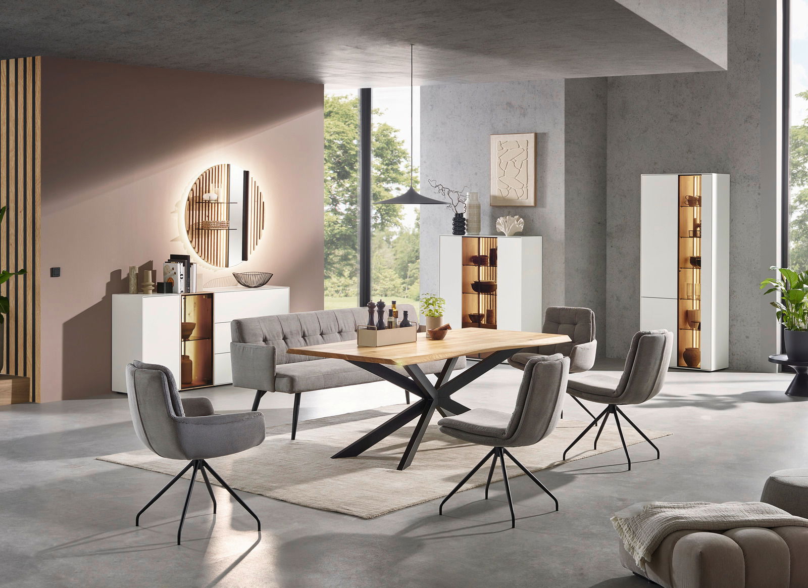 Johann Jakob Standvitrine LUCIANO Moderne Wohnzimmermöbel mit Esstisch und Vitrinen in einem stilvollen, hellen Raum. Perspektive von vorne.