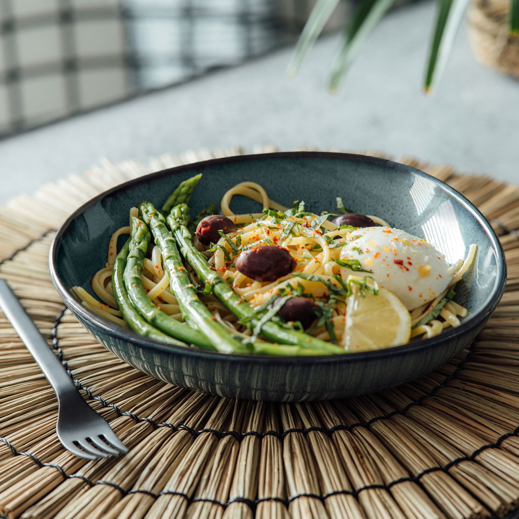 Like by Villeroy & Boch Schale flach LAVE GRIS Graue Obstschale Lave 470ml mit Pasta, Spargel und Oliven, seitliche Perspektive