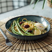 Graue Obstschale Lave 470ml mit Pasta, Spargel und Oliven, seitliche Perspektive