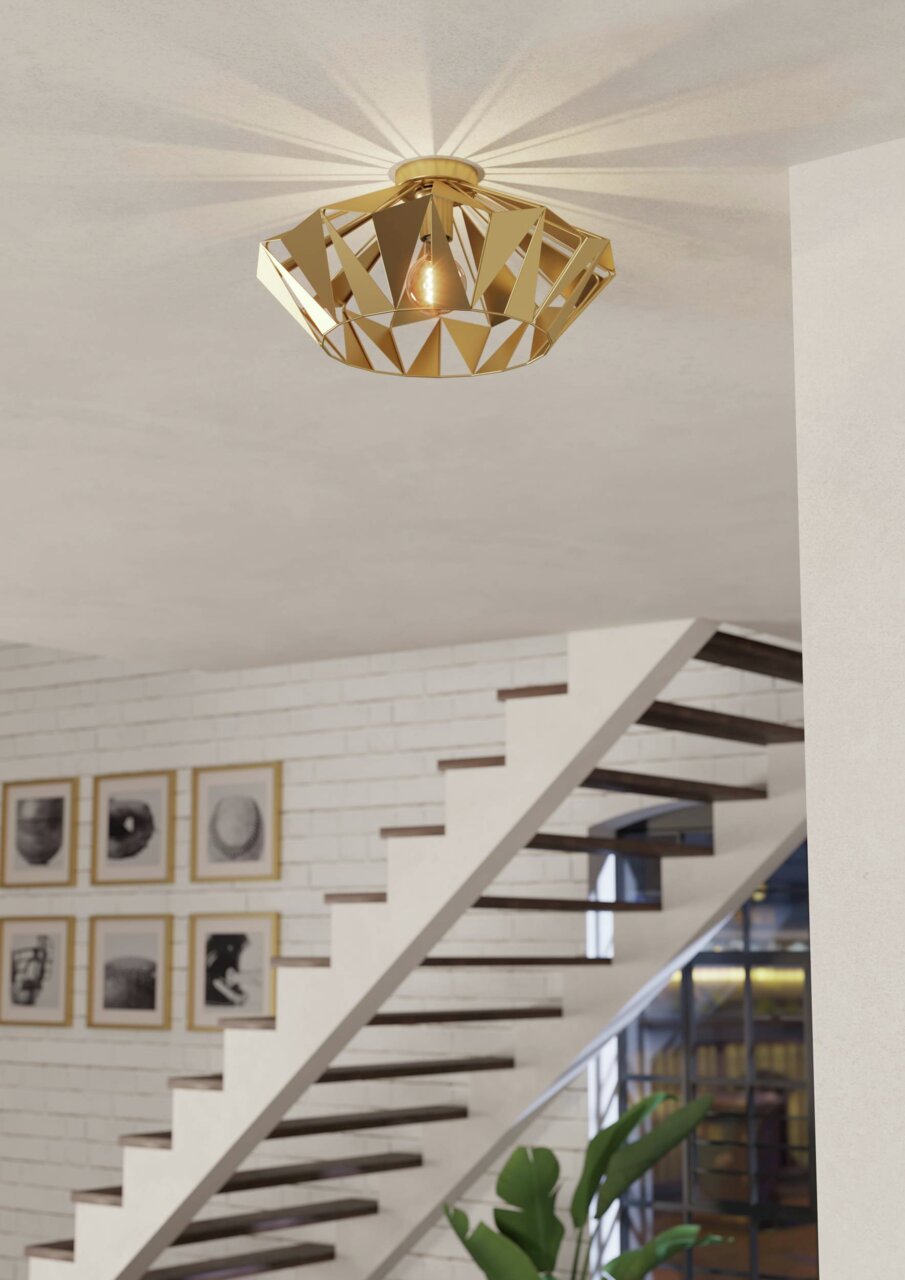 Goldene Deckenleuchte CARLTON in geometrischem Design, von unten betrachtet, montiert an einer weißen Decke in einem modernen Treppenhaus.