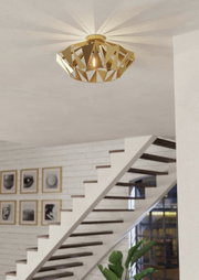 Goldene Deckenleuchte CARLTON in geometrischem Design, von unten betrachtet, montiert an einer weißen Decke in einem modernen Treppenhaus.
