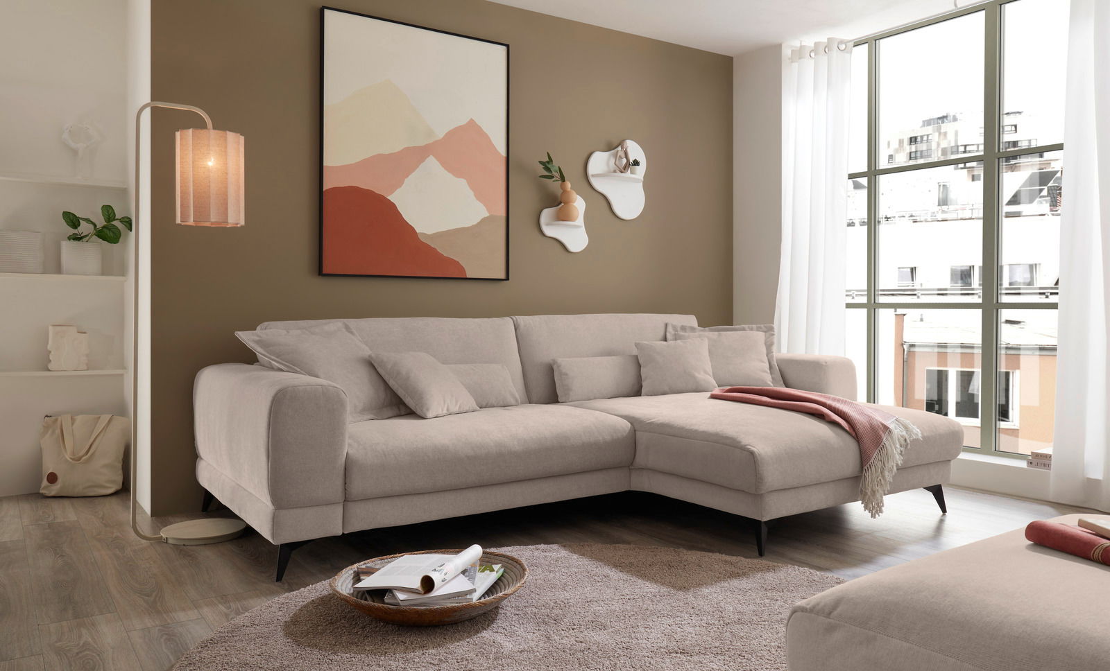 Beige Ecksofa in modernem Wohnzimmer, seitliche Perspektive