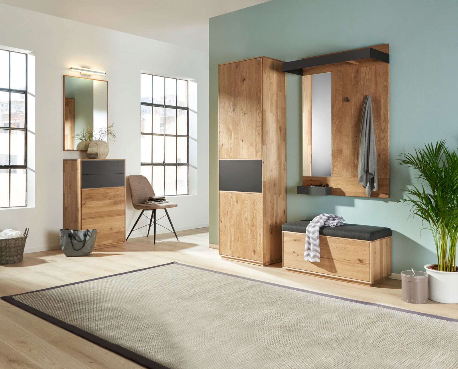 Moderner Schuhschrank aus Holz mit schwarzen Akzenten, frontal fotografiert in einem hellen Raum mit großen Fenstern.