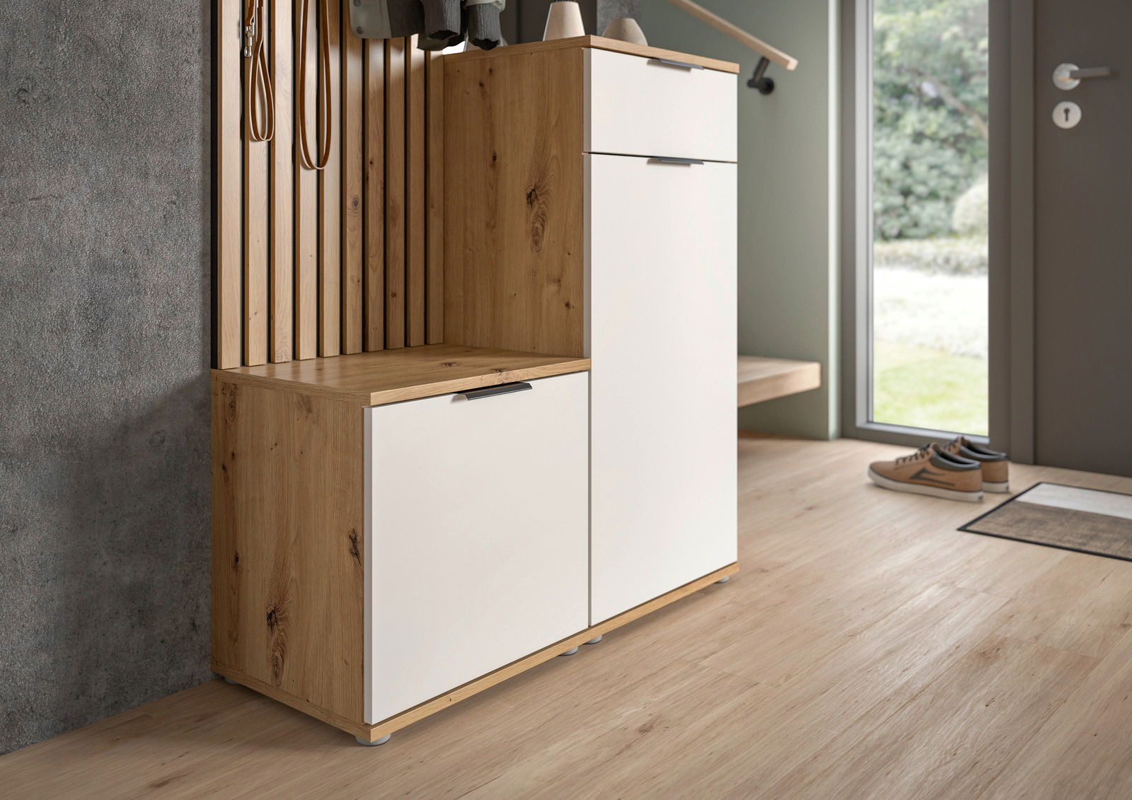 Kompaktgarderobe aus Holz und Weiß mit seitlicher Perspektive, neben einer Tür platziert.