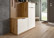 Kompaktgarderobe aus Holz und Weiß mit seitlicher Perspektive, neben einer Tür platziert.
