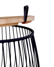 Nahaufnahme eines Beistelltisches mit schwarzem Metallgestell und abnehmbarem Holzdeckel, seitliche Perspektive