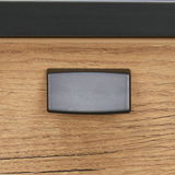 Nahaufnahme eines Holzschubladengriffs in rechteckiger Form, montiert auf einer Holzoberfläche mit sichtbarer Maserung.