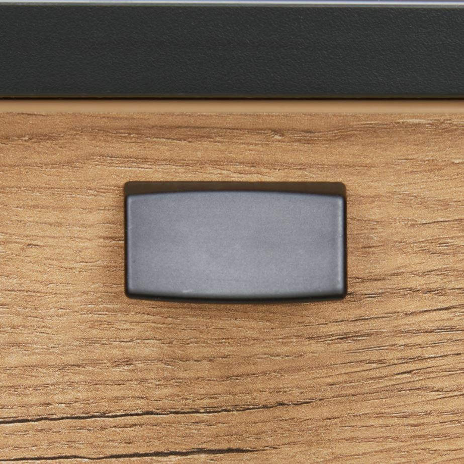 Nahaufnahme eines Holzschubladengriffs in rechteckiger Form, montiert auf einer Holzoberfläche mit sichtbarer Maserung.