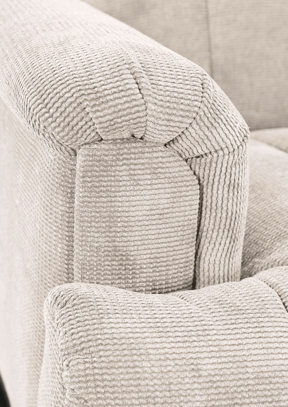 Nahaufnahme einer beigen 2,5er-Sitzbank mit strukturiertem Stoffbezug, Blick auf die Armlehne.