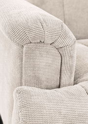 Nahaufnahme einer beigen 2,5er-Sitzbank mit strukturiertem Stoffbezug, Blick auf die Armlehne.