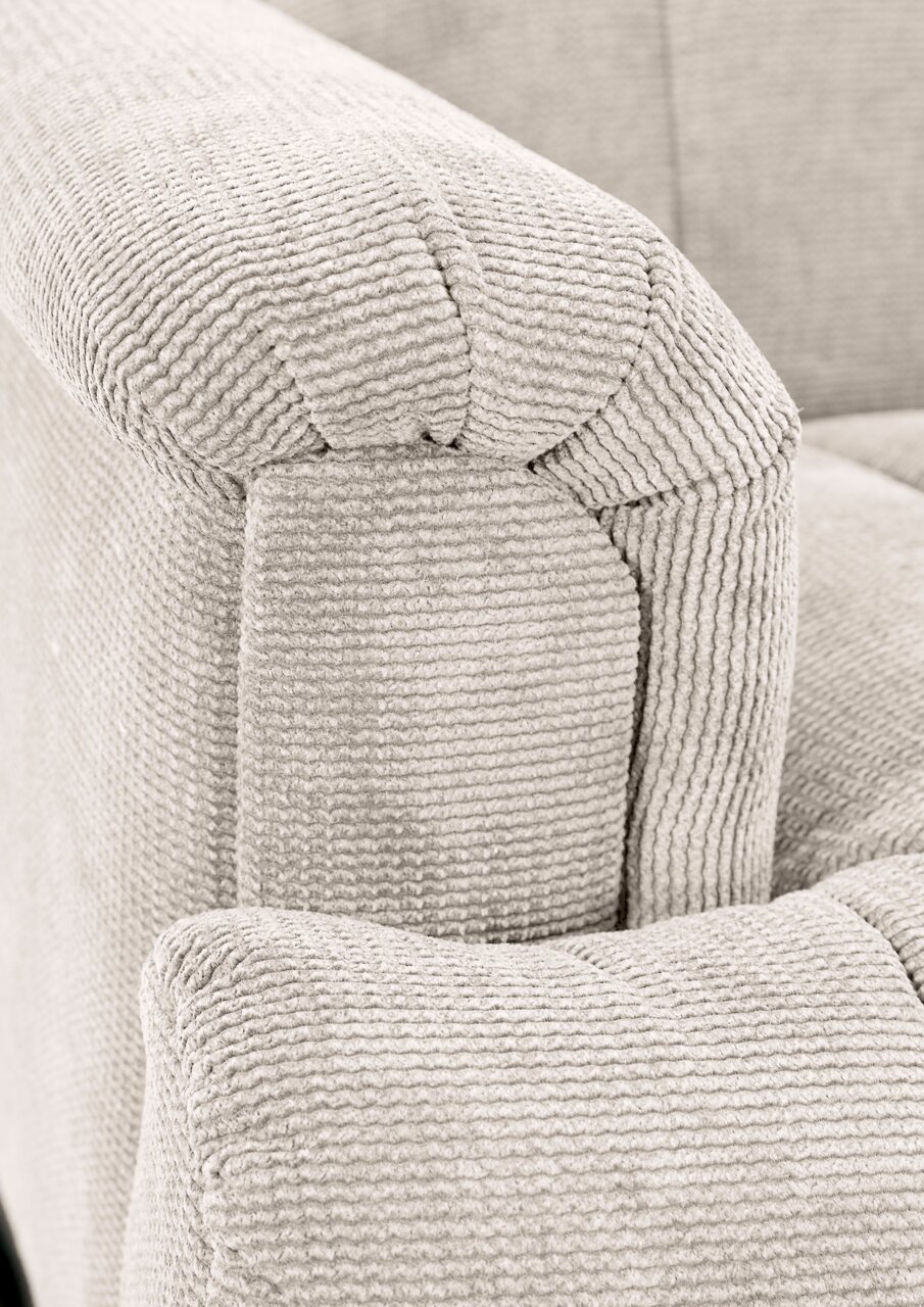 Nahaufnahme einer beigen 2,5er-Sitzbank mit strukturiertem Stoffbezug, Blick auf die Armlehne.