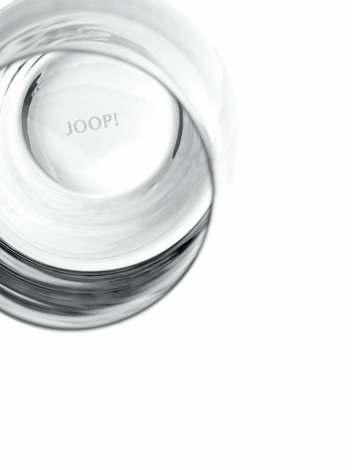 Blick von oben in ein transparentes Longdrinkglas mit der Aufschrift 'JOOP!' am Boden.