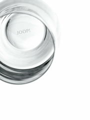 Blick von oben in ein transparentes Longdrinkglas mit der Aufschrift 'JOOP!' am Boden.