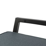 Nahaufnahme eines Gartensessels mit schwarzem Metallrahmen und grauem Stoffbezug, seitliche Perspektive