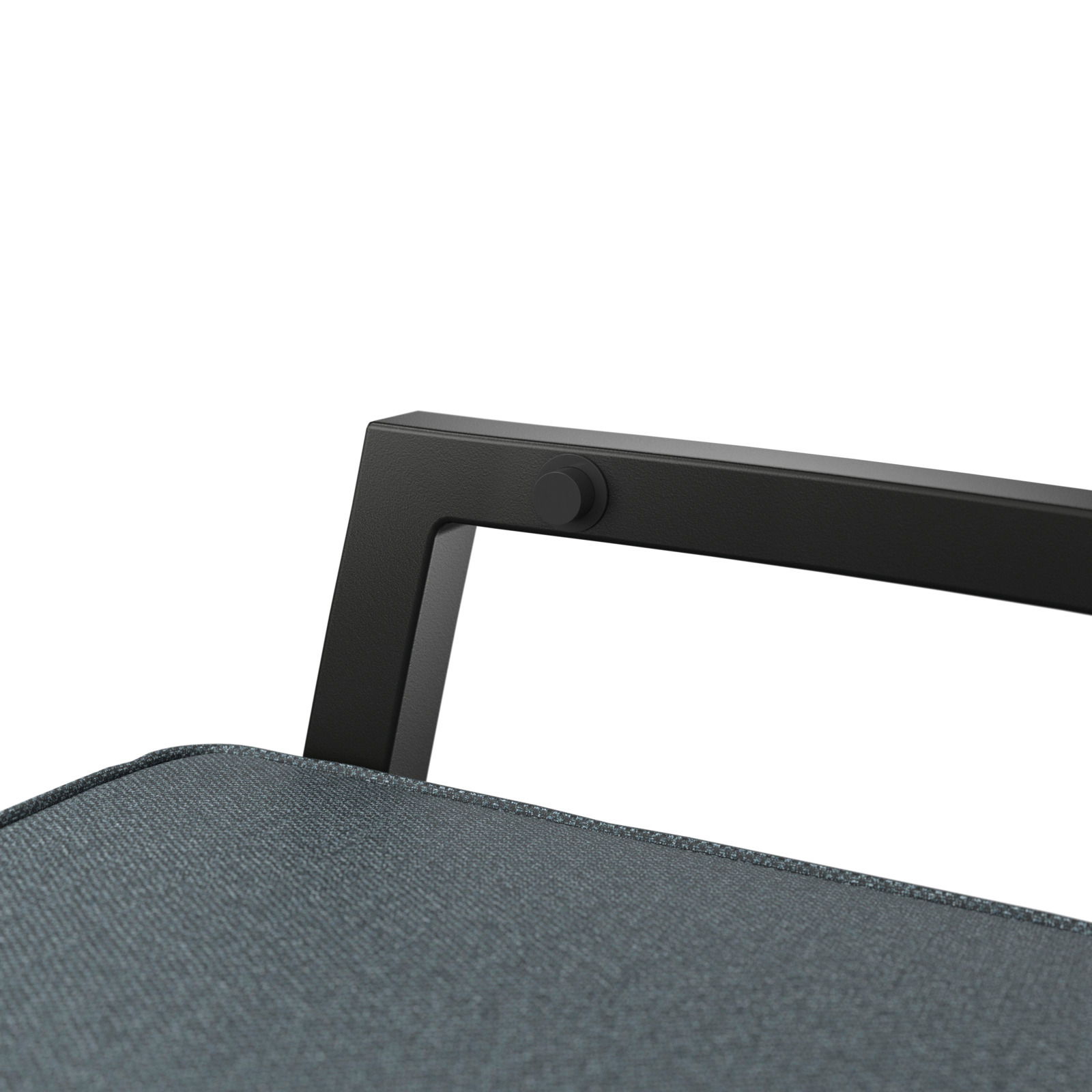 Nahaufnahme eines Gartensessels mit schwarzem Metallrahmen und grauem Stoffbezug, seitliche Perspektive