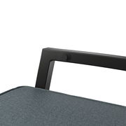 Nahaufnahme eines Gartensessels mit schwarzem Metallrahmen und grauem Stoffbezug, seitliche Perspektive