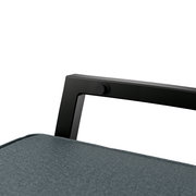 Nahaufnahme eines Gartensessels mit schwarzem Metallrahmen und grauem Stoffbezug, seitliche Perspektive