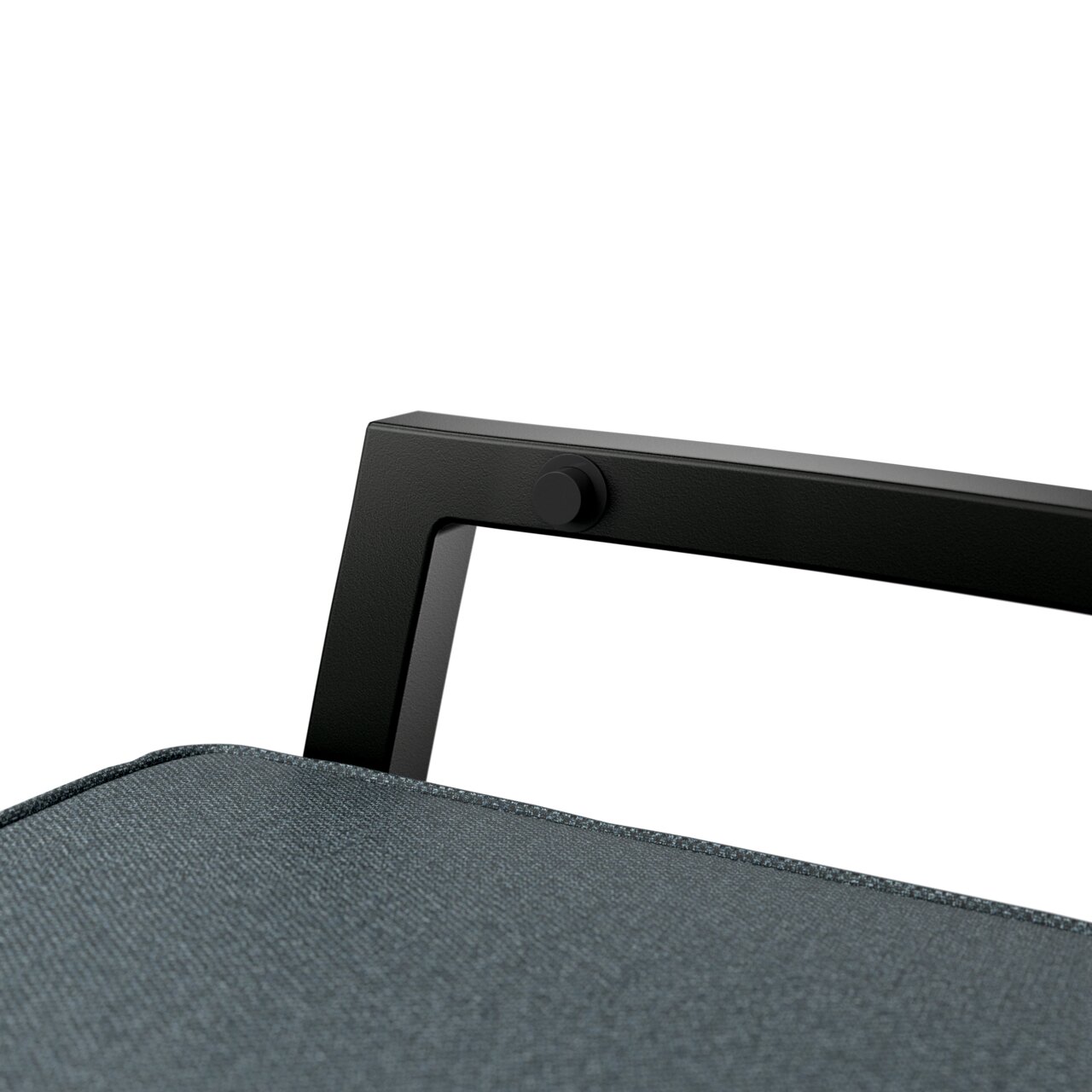 Nahaufnahme eines Gartensessels mit schwarzem Metallrahmen und grauem Stoffbezug, seitliche Perspektive