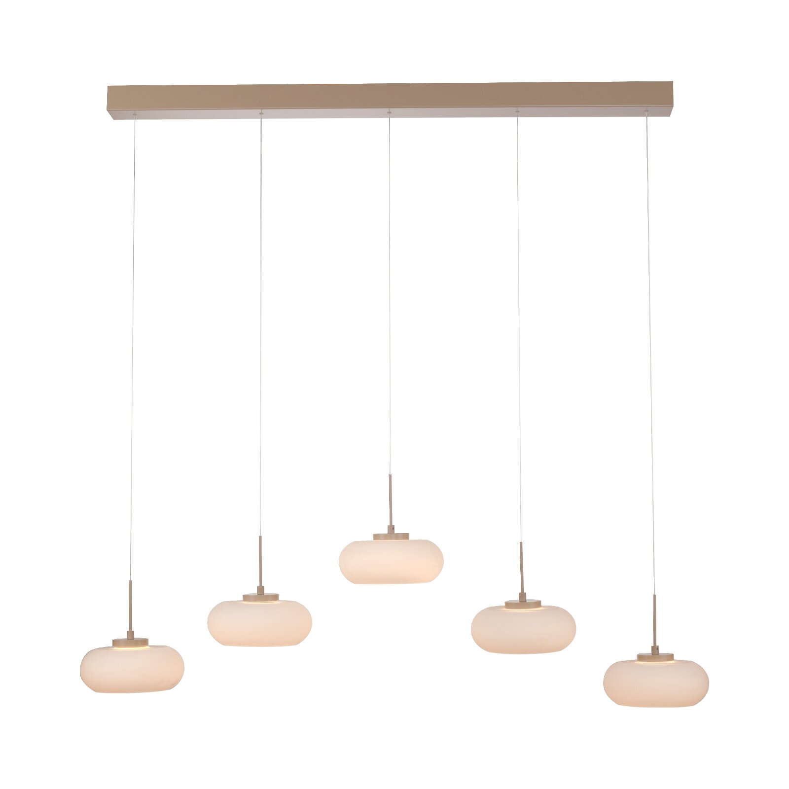 Moderne hanglamp met meerdere lampen, voorzien van vijf opaalwitte, ovale glazen kappen aan een lange plafondrail in messinglook, vooraanzicht licht van onderaf tegen een witte achtergrond