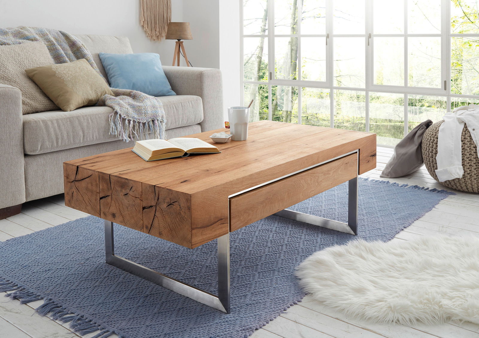 Moderner Couchtisch aus Holz mit Metallbeinen in einem gemütlichen Wohnzimmer, seitliche Perspektive.
